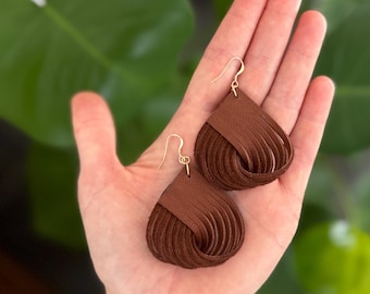 ブラウンレザーフリンジイヤリング｜ループレザーダングルイヤリング｜ゴールドフィルドフック｜ボヘミアン風ステートメントイヤリング｜女性への軽量ギフト