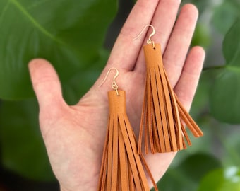 レザータッセルイヤリング｜オレンジのドロップイヤリング｜ゴールドフィルドフック｜ボヘミアン風ステートメントイヤリング｜軽量ジュエリーギフト｜秋