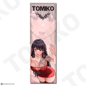 Puede incluir: Marcapáginas con una ilustración de estilo anime de una mujer con un vestido rojo y un tatuaje. El marcapáginas tiene la palabra "TOMIKO" en la parte superior, con un gráfico estilizado encima de la ilustración.