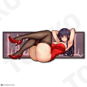 Puede incluir: Ilustración de una mujer con un vestido rojo sin tirantes, medias negras y tacones rojos. La mujer está reclinada con los brazos detrás de la cabeza. El fondo presenta la palabra "LADY" y texto japonés.