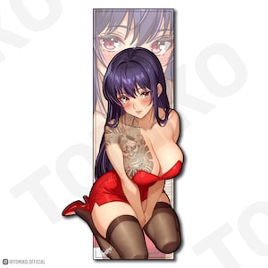 Puede incluir: Marcapáginas con una ilustración de estilo anime de una mujer con cabello morado y ojos rojos. Lleva un vestido rojo y tiene un tatuaje detallado en el brazo. El fondo muestra una imagen descolorida de su rostro. El texto "@TOMIKO.OFFICIAL" está en la parte inferior.