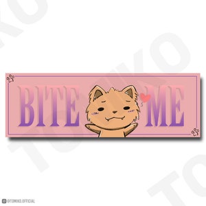 Puede incluir: Una pancarta rosa y morada con el texto "BITE ME" en una fuente estilizada. Un perro de dibujos animados con pelaje marrón y un globo en forma de corazón rosa está en el centro de la pancarta.