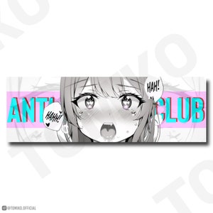 Puede incluir: Una pegatina rectangular con una ilustración de estilo anime de un personaje con expresión de sorpresa. Las palabras "ANTI CLUB" se muestran en una fuente audaz y estilizada con una combinación de colores rosa y turquesa. También hay bocadillos con "HAH!"