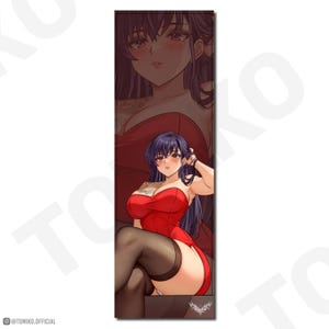 Puede incluir: Un marcapáginas con una ilustración de estilo anime de una mujer con un vestido rojo y medias negras. La mujer tiene el pelo oscuro y está sentada. El marcapáginas tiene el texto "@TOMIKO.OFFICIAL".