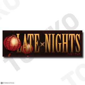 Puede incluir: Una pancarta negra con letras doradas que dicen "LATE NIGHTS" con una estrella entre las palabras. Hay dos faroles chinos rojos colgando sobre el texto. El texto "ハッピー デイズ" está en rojo en la parte inferior de la pancarta.