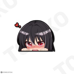 Puede incluir: Una pegatina con un personaje de estilo anime con cabello negro y ojos rojos, asomándose por un borde. El personaje tiene las mejillas sonrojadas y un pequeño corazón sobre su cabeza. La pegatina tiene el texto "@tomiko.official" en la parte inferior.