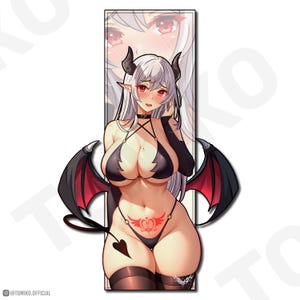 Puede incluir: Un marcapáginas con una ilustración digital de un personaje femenino de estilo anime con cabello blanco, ojos rojos y cuernos negros. El personaje lleva un bikini negro, tiene alas negras con detalles rojos y una cola en forma de corazón. El marcapáginas tiene el texto "TOMIKO.OFFICIAL".