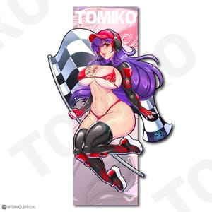 Puede incluir: Ilustración de una mujer con un atuendo de carreras rojo sosteniendo una bandera a cuadros. La imagen presenta el texto "TOMIKO" en la parte superior. La mujer tiene el pelo morado y lleva una gorra roja y auriculares. La imagen tiene un fondo rosa.