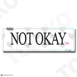 Puede incluir: Una pancarta blanca con un borde negro y un patrón de corazones grises. La pancarta tiene el texto "NOT OKAY" en negro. El texto "Happii" está en la esquina superior izquierda en rosa, azul y blanco. El texto "デコ材" está en la esquina inferior derecha en azul y blanco.