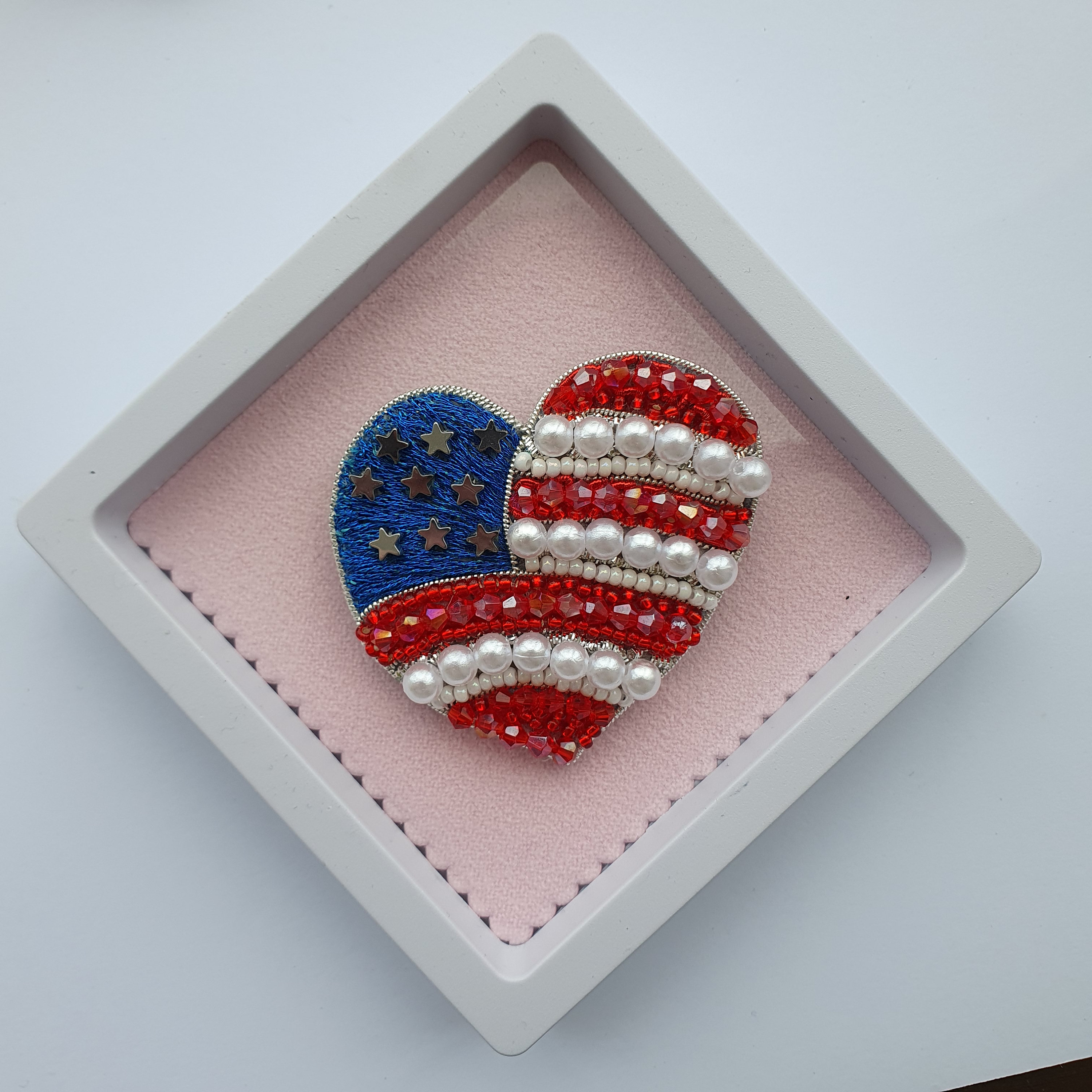Broche Cœur Drapeau USA Ton Argent - Bijou Créateur Saint-Valentin SoulBreezeCollection