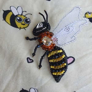 Bee brooch, handmade brooch, Insect pin, unique gift for Nature Lovers, Beekeepers and Garden Enthusiasts