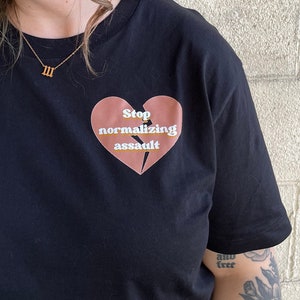 Maglietta grafica "Stop Normalizing Assault"