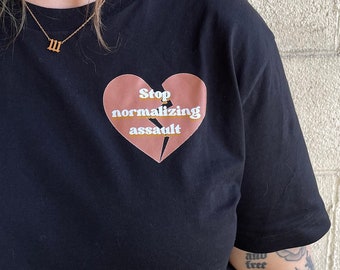 T-shirt graphique Arrêt de la normalisation d'assaut