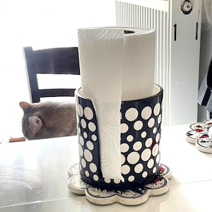 Porta-toalhas de papel de cerâmica feito à mão - Design de bolinhas pretas e brancas