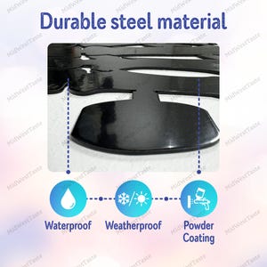Puede incluir: Primer plano de un letrero de metal negro con el texto "Durable steel material" en la parte superior. El letrero es impermeable, resistente a la intemperie y tiene un recubrimiento en polvo.