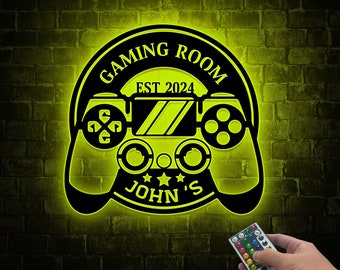 Może przedstawiać: Żółty neonowy znak z wzorem kontrolera do gier wideo. Znak głosi "Gaming Room" z tekstem "EST 2024" i "John's" pod kontrolerem.