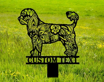 Könnte beinhalten: Schwarze Metallsilhouette eines Doodle-Hundes mit komplizierten floralen Mustern. Die Silhouette ist auf einem schwarzen Metallpfahl mit einem Schild montiert, auf dem "CUSTOM TEXT" steht.