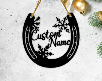 Puede incluir: Adorno de Navidad negro en forma de herradura con copos de nieve y el texto "Custom Name".