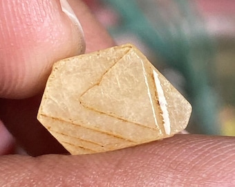 5,30 karaat natuurlijk geel saffierkristal: driehoekige edelsteen, recordhouder