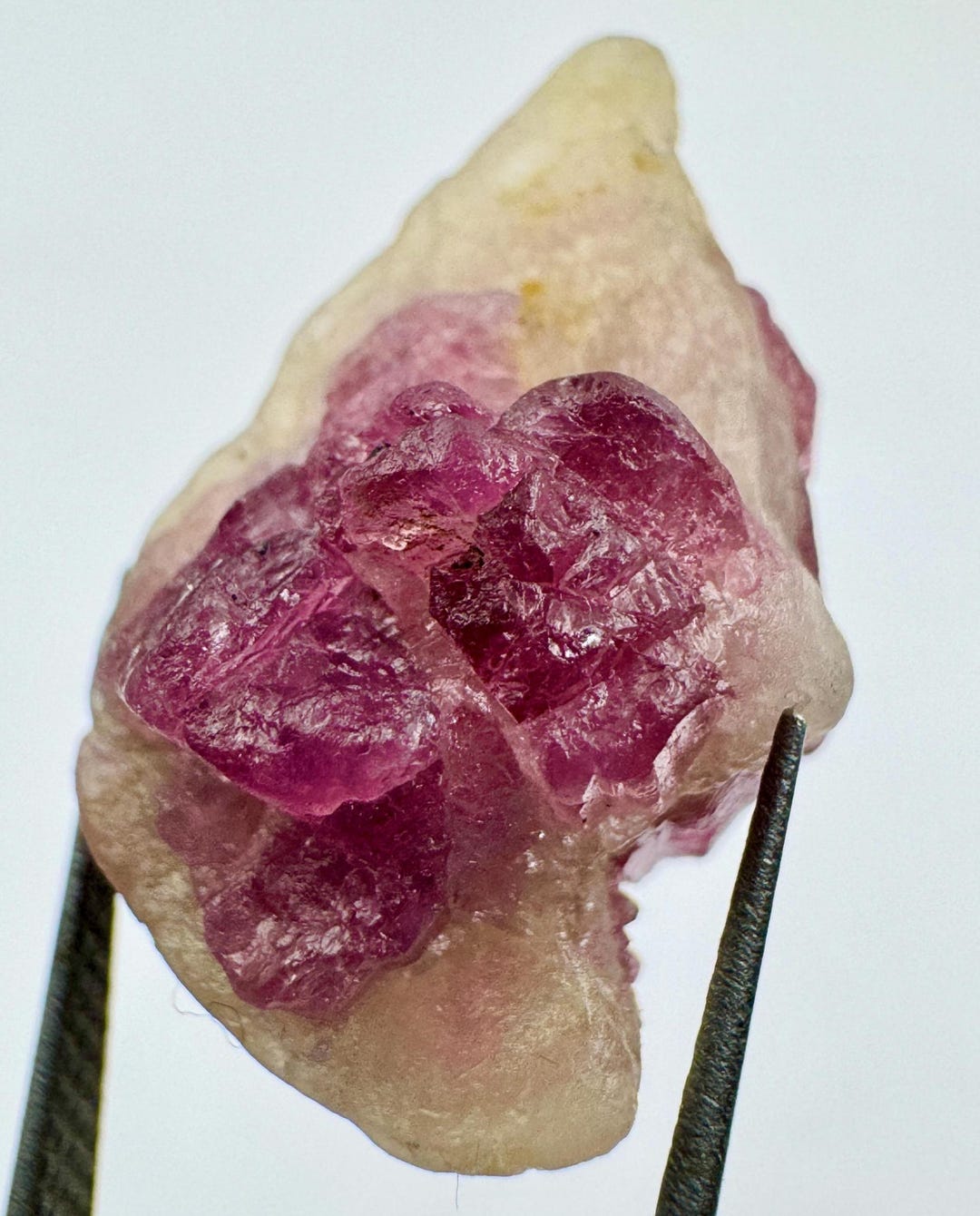 レピドライトマトリックス入りピンクトルマリン結晶：宝石質終端構造