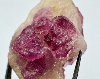 レピドライトマトリックス入りピンクトルマリン結晶：宝石質終端構造
