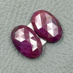 Coppia di rubini naturali taglio rosa, gemme a fondo piatto, sfuse, 22,35 carati, 18 x 12 mm, lucentezza rubino, rubino taglio rosa, per gioielli.