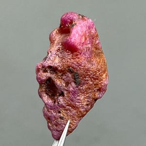 Natural Pink Ruby Specimen Ruby Birthstone Rare Ruby Crystal For Collection 28.0 Carat Ruby For Gift Top Quality Matrix Combine Specimen