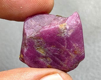 天然の紫ルビー原石：チャクラヒーリングのための67カラットの天然