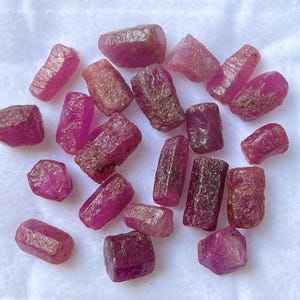 Natural Ruby Rough Precious Ruby Sticks Shape 21 Pieces Lot Fine Quality Raw Ruby Raw Healing Crystal Minerals July Birthstone 89.0 Carat