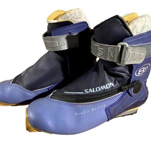old style salomon nordic system ski boot PRO COMBI PILOT The Skier The lace cover with central waterproof zipper keeps water and snow out Vintage cross-country (Nordic) ski boots,