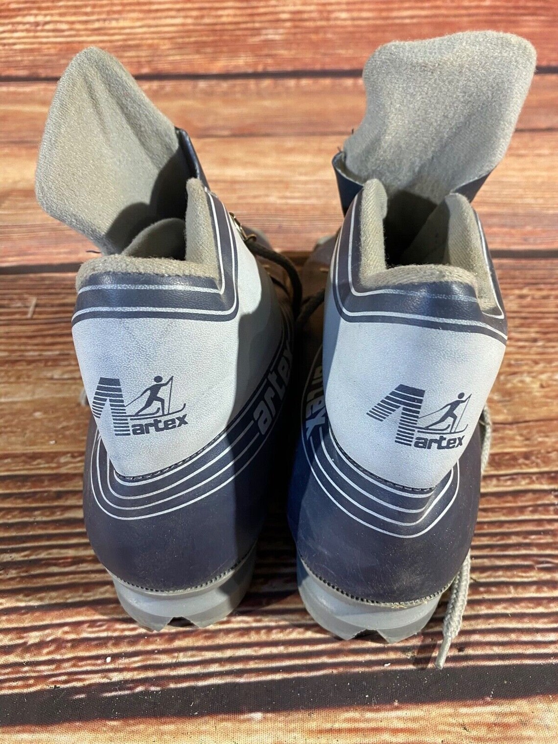 blundstone with red elastic