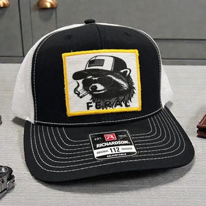 Sombrero Feral Richardson 112, Sombrero Salvaje, Sombrero Divertido de Mapache, Sombrero Lindo pero Feral, Sombrero Feral de Verano, Sombrero Divertido de Mapache Fumando, Sombrero Humorístico para Adultos imagen 2