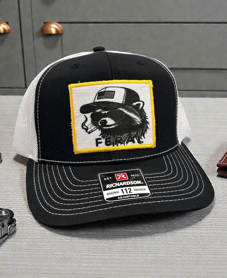 Sombrero Feral Richardson 112, Sombrero Salvaje, Sombrero Divertido de Mapache, Sombrero Lindo pero Feral, Sombrero Feral de Verano, Sombrero Divertido de Mapache Fumando, Sombrero Humorístico para Adultos imagen 2