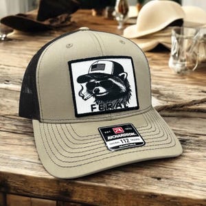 Sombrero Feral Richardson 112, Sombrero Salvaje, Sombrero Divertido de Mapache, Sombrero Lindo pero Feral, Sombrero Feral de Verano, Sombrero Divertido de Mapache Fumando, Sombrero Humorístico para Adultos imagen 3