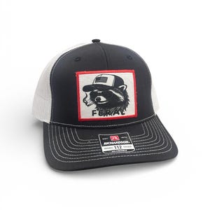 Sombrero Feral Richardson 112, Sombrero Salvaje, Sombrero Divertido de Mapache, Sombrero Lindo pero Feral, Sombrero Feral de Verano, Sombrero Divertido de Mapache Fumando, Sombrero Humorístico para Adultos imagen 1