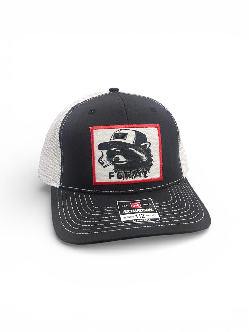 Sombrero Feral Richardson 112, Sombrero Salvaje, Sombrero Divertido de Mapache, Sombrero Lindo pero Feral, Sombrero Feral de Verano, Sombrero Divertido de Mapache Fumando, Sombrero Humorístico para Adultos imagen 1