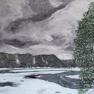Könnte beinhalten: Ein Gemälde einer verschneiten Landschaft mit einem einzelnen immergrünen Baum im Vordergrund. Der Himmel ist stürmisch grau mit dunklen Wolken. Der Fluss schlängelt sich durch den schneebedeckten Boden.