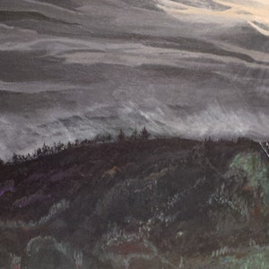 Op de afbeelding: Een schilderij van een donker, stormachtig landschap met een kronkelende weg die de horizon in loopt. De lucht is gevuld met donkere wolken en regen, en de weg wordt omringd door bomen en struiken.