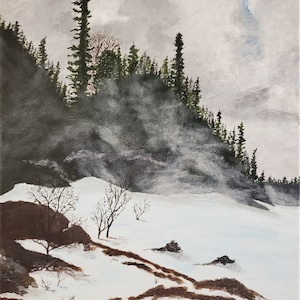 Könnte beinhalten: Ein Gemälde einer verschneiten Landschaft mit einem Wald im Hintergrund. Die Bäume sind hauptsächlich Nadelbäume und mit einer leichten Schneedecke bedeckt. Im Vordergrund befindet sich ein schneebedecktes Feld mit einigen kahlen Bäumen und einigen Felsen.