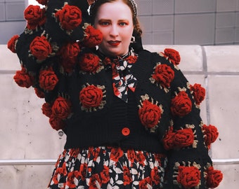 Gehäkelte Jumbo Rose Strickjacke, schwarze Oma Quadrat Strickjacke, gehäkelte Rose klobige Strickjacke, rote Rosen Strickjacke, handgemachtes einzigartiges Geschenk für sie