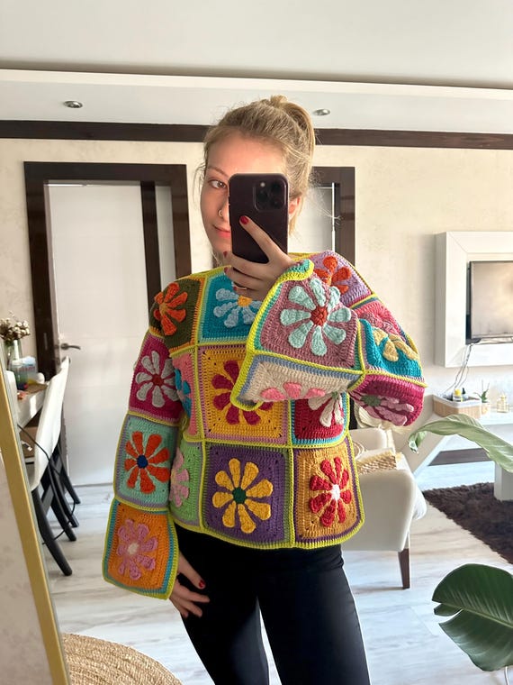 Maglione quadrato della nonna all'uncinetto con margherite