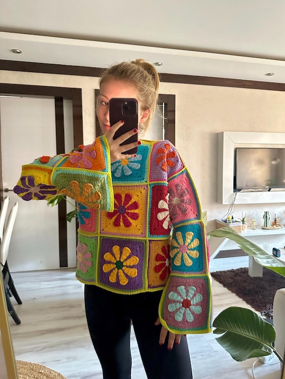 Maglione quadrato della nonna all'uncinetto con margherite