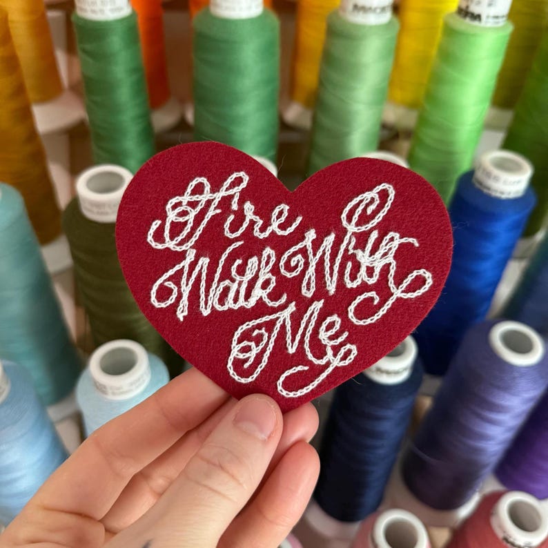Anpassad hjärtpatch med kursivt skriftmönster - Broderad kedjestygnspatch bild 14