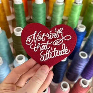 Anpassad hjärtpatch med kursivt skriftmönster - Broderad kedjestygnspatch bild 15