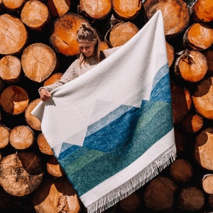 ALASKA picnic blanket with mountain motif & fringes | Wool blanket and camping blanket made of eco-friendly virgin wool for adults and children, cuddly blanket for travel