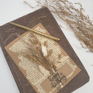 Tarjeta de cumpleaños con flores secas, aspecto vintage, tarjeta creativa.