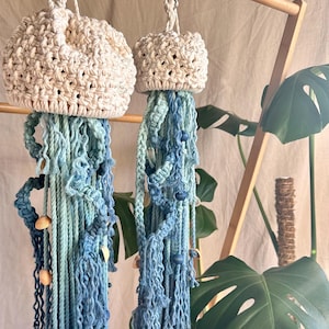 Boho Macrame Hanging Jellyfish | Decoração de criaturas do oceano marinho costeiro Tema de praia | Decoração de berçário náutico | Presente de Natal | Arte em fibra dos anos 70
