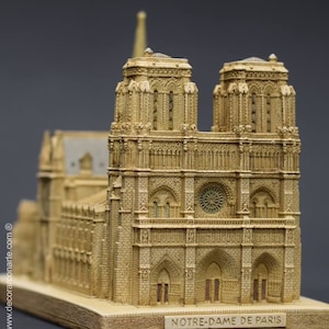 Maqueta de Notre-Dame de Paris. 18x8x9 cm. Hecho a mano en Europa. Recuerdo de Paris. Regalo para amantes de Paris. Decorar con arte.