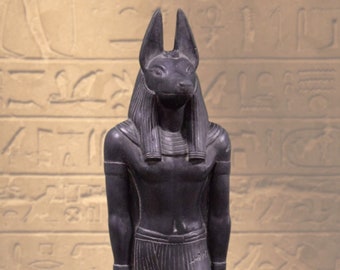 Reproduction d'une statue du dieu égyptien Anubis, réalisée en marbre reconstitué. 36cm.