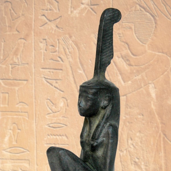 Reproducción de estatua egipcia de la diosa Maat, fabricada en mármol reconstituido. 11 cm.
